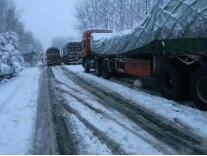 物流回程車遭遇大雪途中被堵