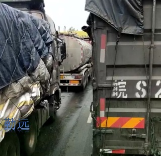 回程車趕著送貨途中卻遇堵車