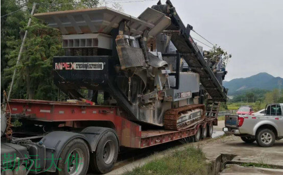 挖掘機運輸車