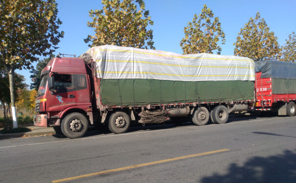 頭屯河物流公司（sī）運輸車